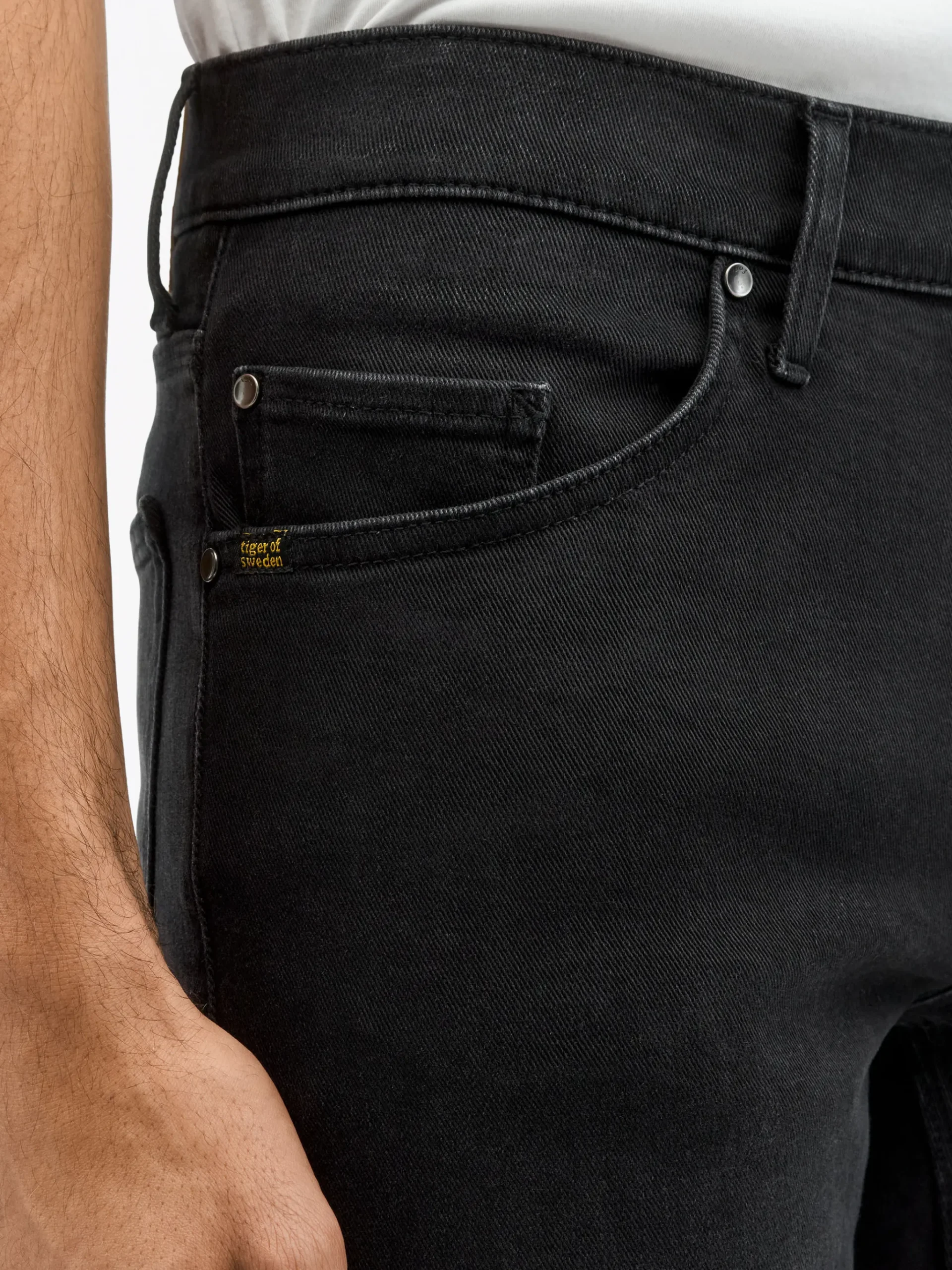 Des Slim-Straight Jeans