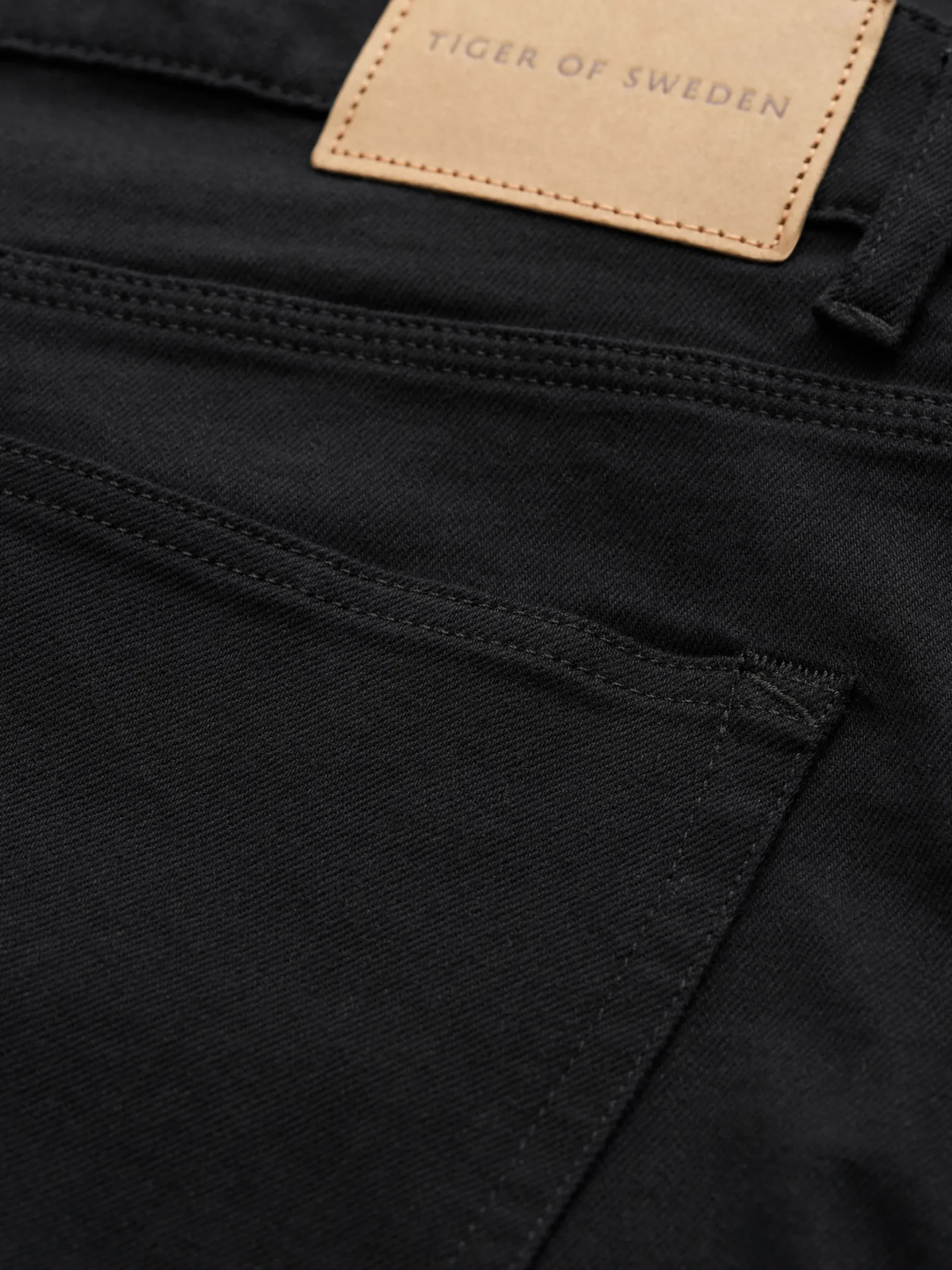 Des Slim-Straight Jeans