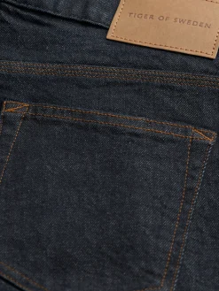Des Slim-Straight Jeans